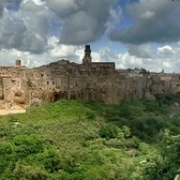 Pitigliano è un caratteristico paese medievale costruito su un masso tufaceo. Nel Parco Archeologico Città del Tufo, conserva importanti testimonianze etrusche e romane. Conosciuto anche come la Piccola Gerusalemme, per l’importante comunità ebraica.