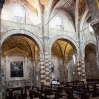 Sovana è circondata da siti archeologici di origine etrusca, tra cui importanti necropoli e le peculiari vie cave. Il Duomo è uno dei più importanti monumenti in stile romanico dell'intera Toscana.