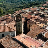 Manciano dalla bella insegna covo di ladri e spia della Maremma.  Sulla cima di una collina, il castello Aldobrandesco domina il paesaggio che degrada fino al mare, tra pascoli, vigneti, boschi e oliveti.