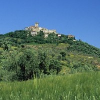 Capalbio è un piccolo borgo medievale affacciato sul mare. Cinto dalle antiche mura nasconde angoli incantevoli; vicino, il mare selvaggio, l’oasi WWF di Burano e il parco d’arte “Giardino dei Tarocchi” di Niki de Saint Phalle.