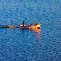 Tra Talamone e il Parco Naturale della Maremma un paesaggio incontaminato. Fondali ricchi di vegetazione e di pesci per emozionanti immersioni, calette ventose per il kitesurf e dune sabbiose per passeggiate nella natura.