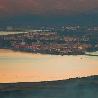 Orbetello è una caratteristica cittadina sulla Laguna, ricca di storia. Al centro di un ecosistema, protetto dal WWF, in cui i pesci e migliaia di specie di uccelli trovano condizioni particolari e dove le tradizioni legate alla pesca sono ancora vive.